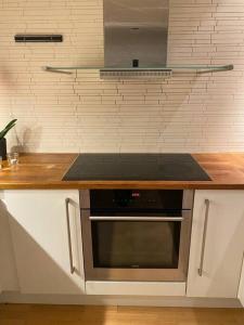a kitchen with a counter with a stove top oven at Super sentralt for 2 personer in Lillestrøm