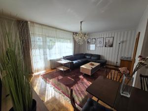 a living room with a couch and a table at Sarahs Ferienhaus in Raunheim