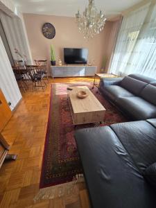 a living room with a couch and a coffee table at Sarahs Ferienhaus in Raunheim