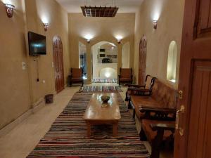 فيلا الريف السويسري في Tunis: غرفة معيشة مع أريكة وطاولة وسجادة