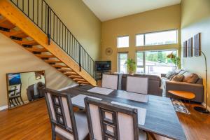 una sala da pranzo con tavolo, sedie e scala di NN - The Loft - Downtown 1-bed 2-bath a Whitehorse