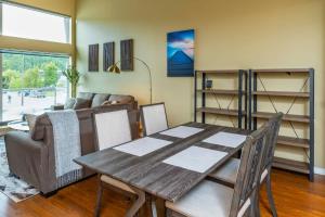 una sala da pranzo con un tavolo e un divano di NN - The Loft - Downtown 1-bed 2-bath a Whitehorse Altre 11 foto