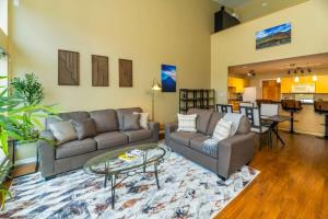 un soggiorno con due divani e un tavolo di NN - The Loft - Downtown 1-bed 2-bath a Whitehorse