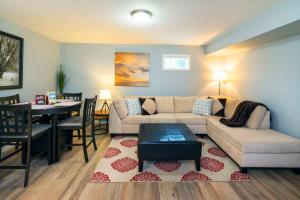 Ruang duduk di NN - The Mack - Crestview 1-bed 1-bath