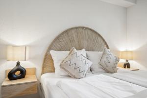 Casa Oasis IV: Modern, Nespresso & Thermennähe في باد فسينغ: غرفة نوم بسرير كبير عليها شراشف ووسائد بيضاء