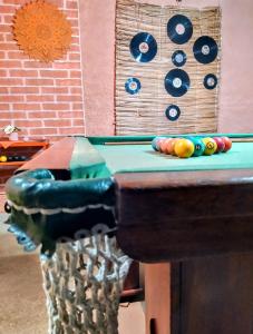 una mesa de ping pong con tres pelotas. en Casa de campo Maria&Maria próximo a cidade de Juiz de Fora MG, en Juiz de Fora
