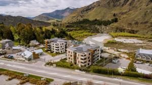 una vista aérea de un edificio con montañas en el fondo en Vue Alpine - La Residence du Parc en Queenstown