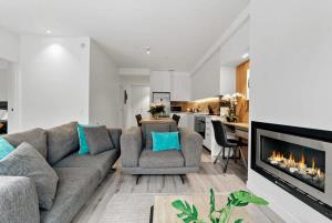 a living room with a couch and a fireplace at La Residence du Parc in Queenstown