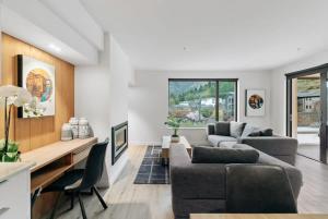 a living room with a couch and a table at Coronet Bliss - La Residence du Parc in Queenstown