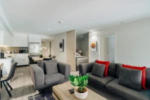 a living room with two couches and a kitchen at Residence Du Parc Apartment 8 in Queenstown