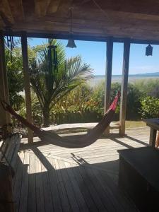 una hamaca en un porche con vistas al océano en The Hub, en Collingwood