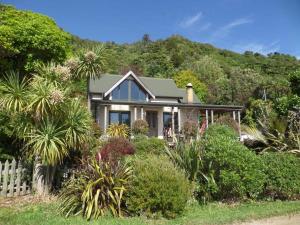 una casa con una recinzione bianca e piante di The Hub a Collingwood