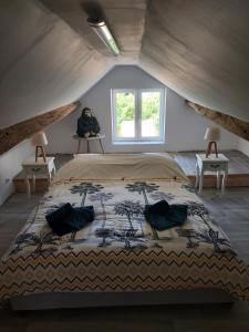 ein Schlafzimmer mit einem großen Bett im Dachgeschoss in der Unterkunft Douce Campagne in Clermont-Créans