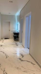 pusty pokój z korytarzem z umywalką i drzwiami w obiekcie شاليه السمو الفندقي w mieście Umm Lajj