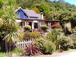 una casa con una valla en un jardín en The Hub, en Collingwood