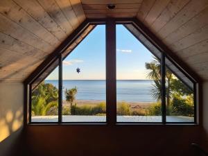 una finestra in una stanza con vista sull'oceano di The Hub a Collingwood