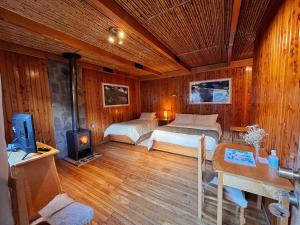 科克拉内Hotel Último Paraíso的一间卧室，里面有两张床和一台电视