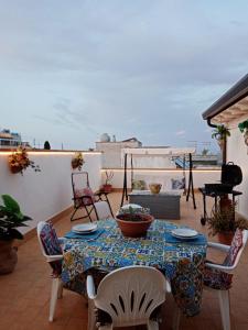 d'une terrasse avec une table et des chaises sur un balcon. dans l'établissement La Terrazza Solarium, à Santa Flavia