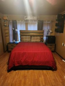 1 dormitorio con 1 cama con colcha roja en Comfy Spacious Private Room 1 with Attached Bath, en Dallas