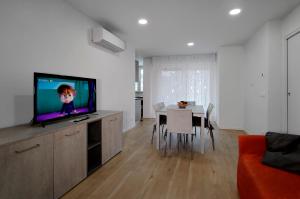 利尼亞諾薩比亞多羅的住宿－Casa Bivi 2，客厅配有平面电视和桌子。