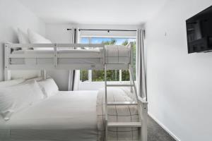 een slaapkamer met twee stapelbedden en een raam bij Central Queenstown Luxury in Queenstown