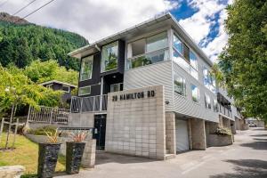 een gebouw met een bord waarop staat: Marriott Dep bij Central Queenstown Luxury in Queenstown