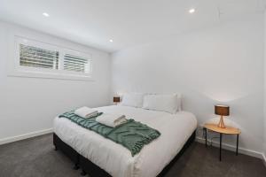 Katil atau katil-katil dalam bilik di Luxury Lake View Apartment +13 gambar