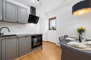 - une cuisine et une salle à manger avec une table et des chaises dans l'établissement Apartment Ljubi, à Sveti Anton