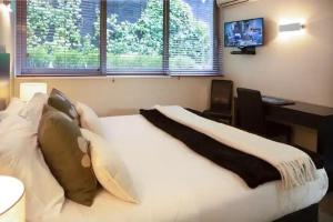 Tempat tidur dalam kamar di Stunning 1 Bedroom Studio Apartment