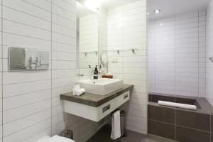 ein weißes Bad mit einem Waschbecken und einem WC in der Unterkunft Stunning 1 Bedroom Studio Apartment in Queenstown