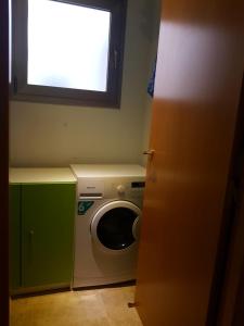 a washing machine in a laundry room with a window at Apartamento marítimo Benicarló 2 dormitorios con aparcamiento in Benicarló