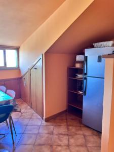 A kitchen or kitchenette at Giustina - appartamento spazioso e tranquillo - parcheggio privato per BICI e auto - su richiesta ammessi animali