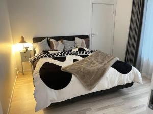 Tempat tidur dalam kamar di Scandinavia Designed Apartment
