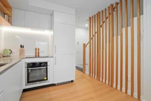 uma cozinha com paredes brancas e um balcão com um micro-ondas em Albert Town Views em Albert Town