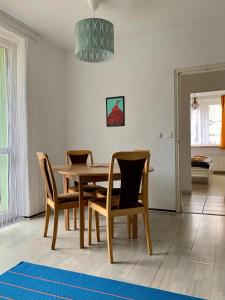 een eetkamer met een houten tafel en stoelen bij Home Wilma in Berlijn