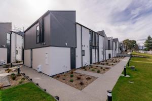 une rangée de bâtiments avec des installations dans une cour dans l'établissement Maude View, à Albert Town