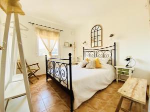 1 dormitorio con cama negra y escritorio en Montacala Holidays House, en Cumbre del Sol