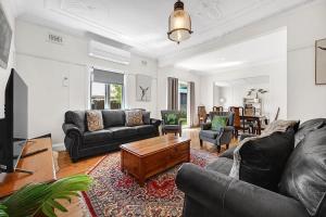 Et opholdsområde på Bindi Cottage, Spacious & Unique, Opposite Pool