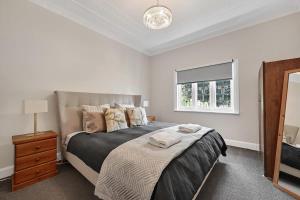 En eller flere senge i et værelse på Bindi Cottage, Spacious & Unique, Opposite Pool