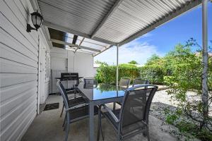 En balkon eller terrasse på Bindi Cottage, Spacious & Unique, Opposite Pool