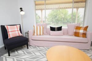 Posezení v ubytování Cadogan House - Professionally Styled in CBD