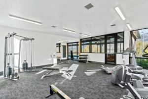 un gimnasio con varios equipos de ejercicio en una habitación en Lakeview Luxuy Vista Suite, en Wanaka