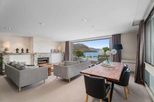 瓦纳卡Luxury Lakeview on Ardmore with Sauna的带桌椅和壁炉的客厅
