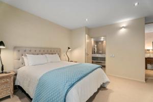 Luxury Lakeview on Ardmore with Sauna客房内的一张或多张床位