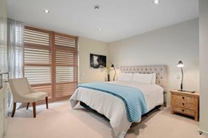 Luxury Lakeview on Ardmore with Sauna客房内的一张或多张床位