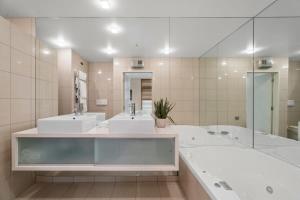 瓦纳卡Luxury Lakeview on Ardmore with Sauna的一间带两个水槽和两个镜子的大浴室