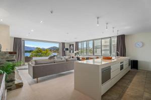 Luxury Lakeview on Ardmore with Sauna的休息区