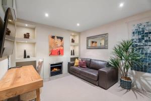 Luxury Lakeview on Ardmore with Sauna的休息区