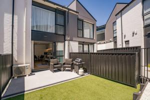 an image of a backyard with a fence and grass at Alpine Adventurer's Abode in Albert Town