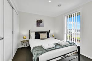 Postel nebo postele na pokoji v ubytování Emmaville - Modern Convenient & Pet Friendly